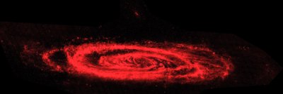 Spitzer-Weltraumteleskop-Infrarotkompositbild der Andromeda-Galaxie. Das Hauptbild hebt den Kontrast zwischen den welligen Staubwellen der Galaxie (rot) und dem glatten Meer älterer Sterne hervor. NASA. von National Aeronautics and Space Administration National Aeronautics and Space Administration